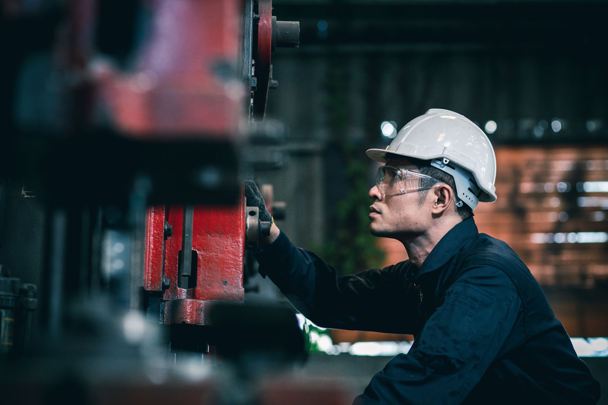 Worker-wearing-safety-helmet